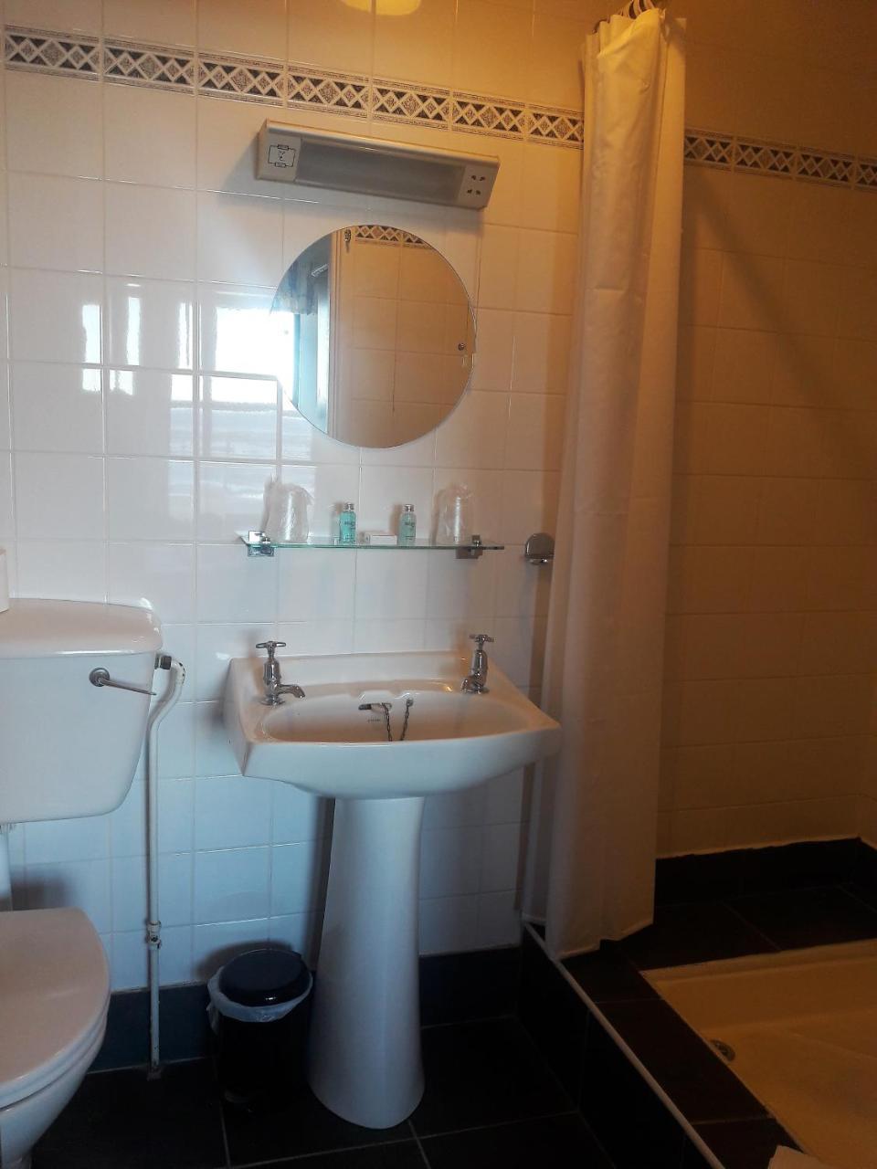 Avoca Hotel Нюкасъл Екстериор снимка